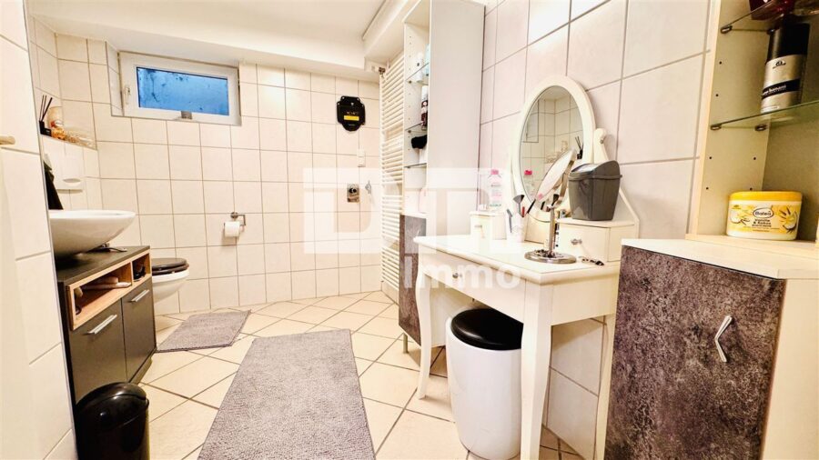 Modernisiertes 1 bis 2 Familienhaus mit DG-Ausbau BJ 02/03 und Panoramablick am Rüsteberg - WE2 Souterrain Bad / Dusche